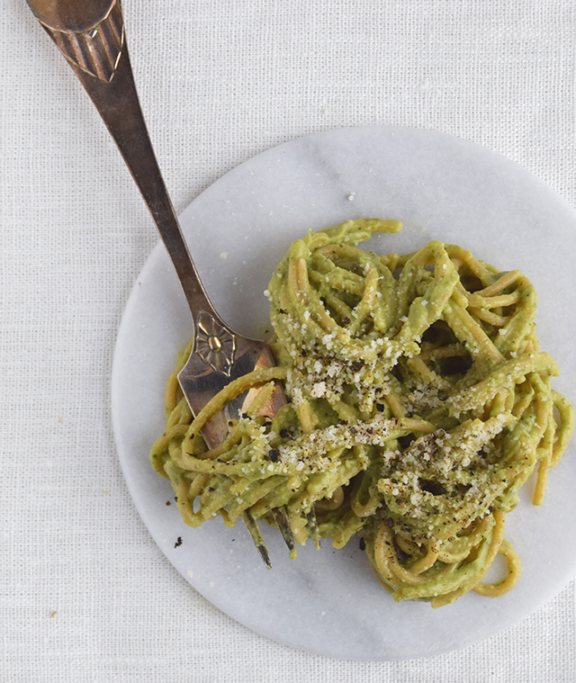Cremet avokado-pasta med pesto og parmesan - Cathrine Brandt
