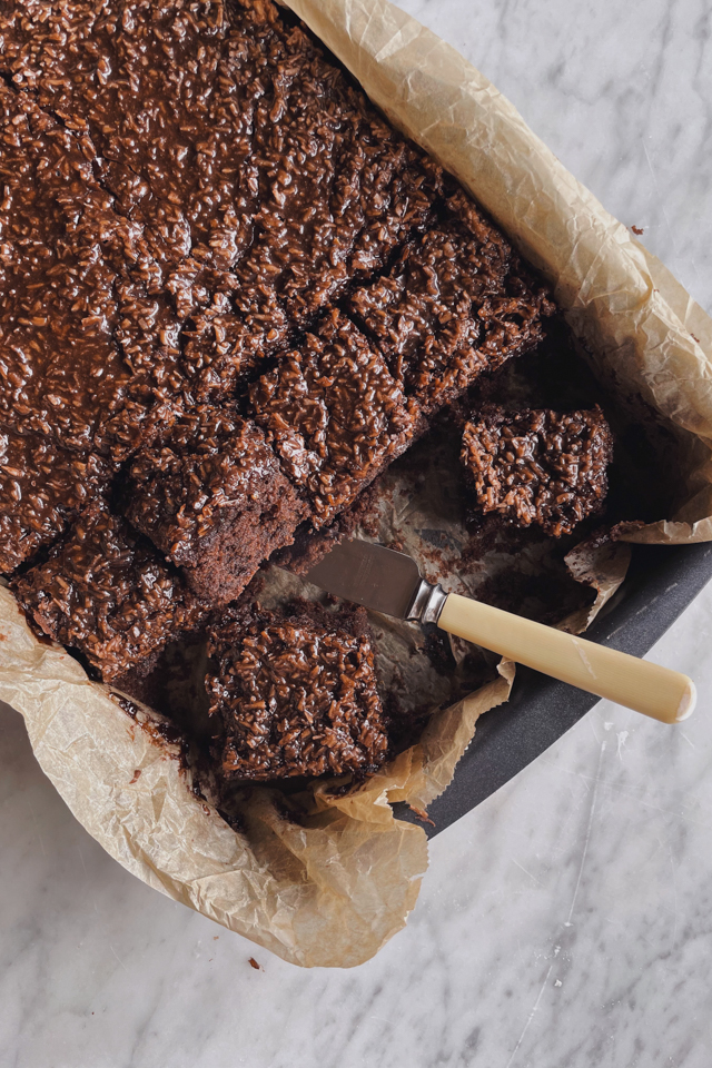 Den du nok - luftig chokoladekage med kakao-kokos topping - Cathrine